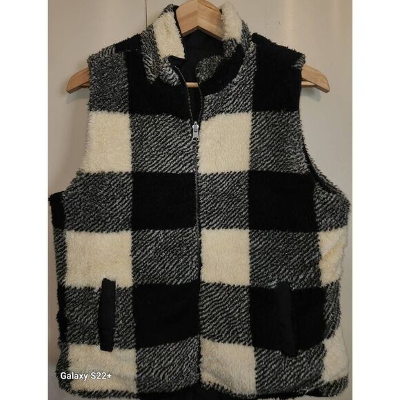 V22  Thread & Supply Black & White Buffalo Check Reversable Sherpa vest - Picture 1 of 9